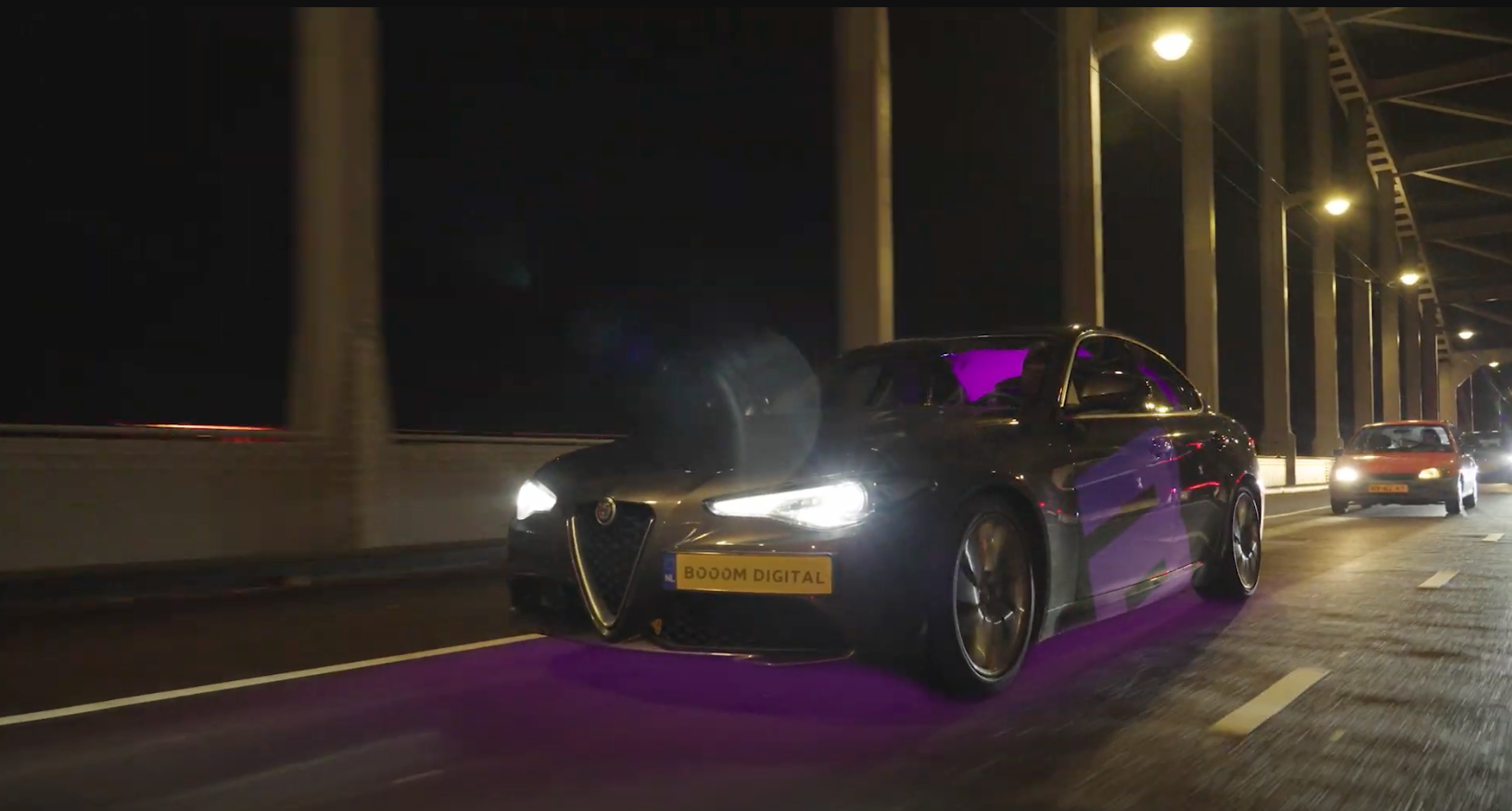 BOOOM auto rijdt in Arnhem, waar wij mensen helpen met SEO