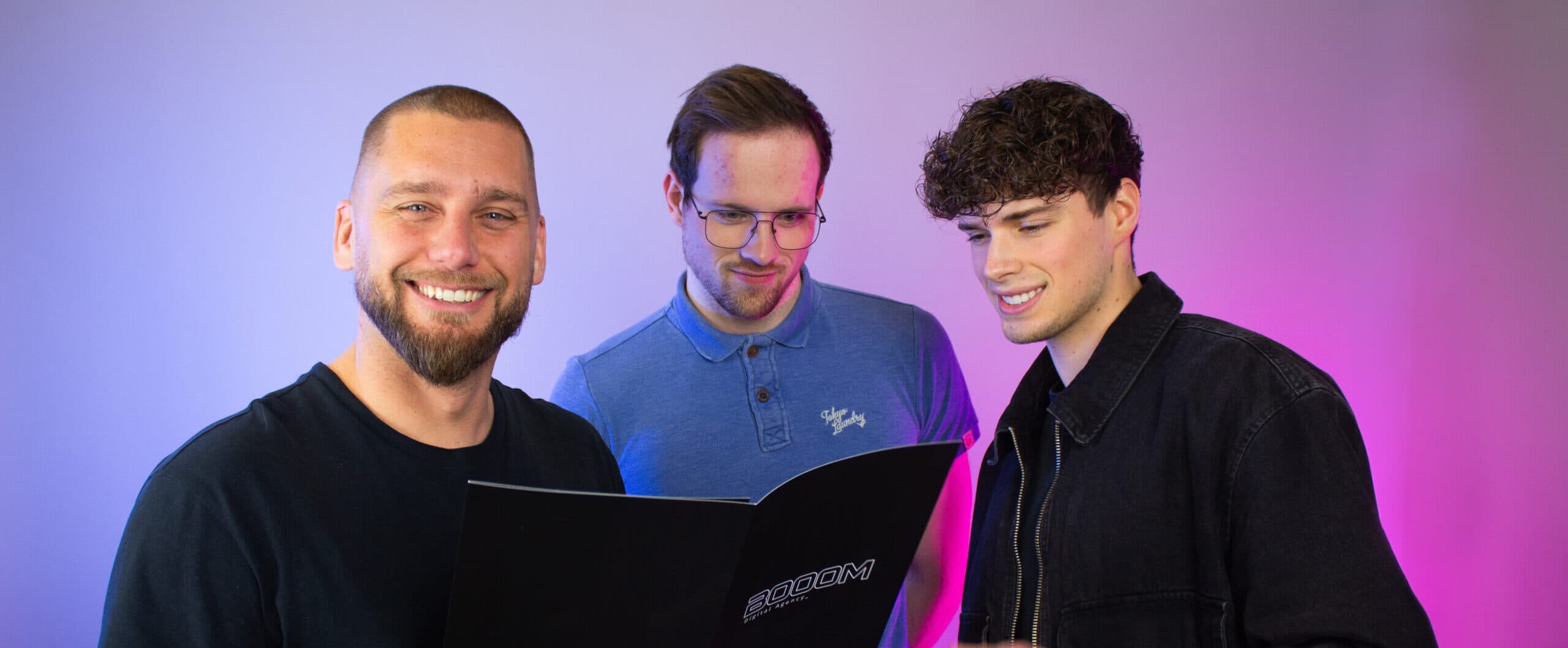 milan, thimo en erwin kijken samen naar offerte, breed uitgesneden